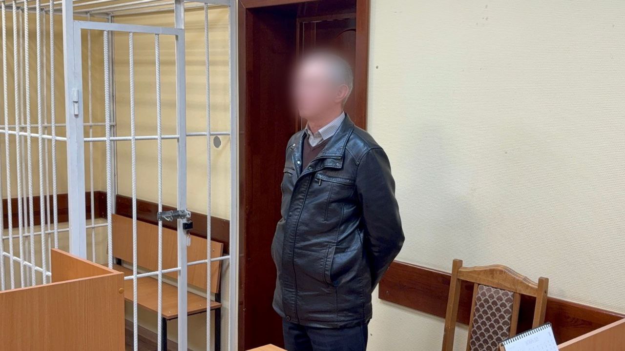 Вынесен приговор по уголовному делу в отношении главы МО Урдомское Вилегодский районный суд согласился с позицией государственного обвинения и признал виновным главу МО Урдомское Ленского района по ч 3 ст 285 УК РФ злоупотребление должностными полномочиями   В суде установлено что подсудимый в течение 2023 года используя свои должностные полномочия из иной личной заинтересованности выразившейся в желании показать себя перед населением муниципального образования эффективным главой органа местного самоуправления при исполнении местного бюджета на 2023 год и решении вопросов местного значения будучи обязанным заключить с муниципальным бюджетным учреждением Центр культуры и досуга соглашения о предоставлении из местного бюджета на 2023 год субсидий на сумму более 12 млн рублей имея реальную возможность предоставить ее в полном объеме заключил от имени возглавляемой им администрации соглашения на сумму менее 6 7 млн рублей   В итоге на конец 2023 года у учреждения культуры образовалась задолженность по уплате налогов и сборов в размере 714 7 тыс рублей по оплате перед поставщиками 549 5 тыс рублей 15 работников учреждения не получили предусмотренную законом заработную плату в сумме около 2 млн рублей   В результате злоупотребления подсудимым должностными полномочиями учреждение культуры не дополучив для финансового обеспечения своей деятельности лишилось возможности исполнить свои обязательства что повлекло существенное нарушение прав и законных интересов граждан организаций и охраняемых законом интересов общества и государства наступление тяжких последствий в виде длительной свыше трех месяцев невыплаты заработной платы сотрудникам учреждения а с 25 октября 2023 года до 31 декабря 2023 года учреждение вынуждено было приостановить свою деятельность В судебном заседании подсудимый не признал своей вины   Приговором суда главе назначено наказание в виде 2 лет 6 месяцев лишения свободы с отбыванием в исправительной колонии общего режима с лишением права занимать должности на муниципальной службе связанные с исполнением организационно распорядительных и административно хозяйственных функций в органах местного самоуправления на срок 2 года