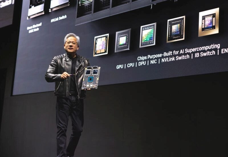 Глава Nvidia уверяет что поставки Blackwell в Китай возможны Дженсен Хуанг основатель Nvidia выразил уверенность в возможности выхода ускорителей Blackwell на рынок Китая Несмотря на ограничения Nvidia зафиксировала выручку в 650 млн от продаж другой продукции в Китае Он отметил что китайский рынок систем ИИ вырастет на 50 в следующем году с ёмкостью 50 млрд Однако ограничения на поставку ускорителей H20 продолжают оказывать давление так как в последнем квартале Nvidia не смогла продать ни одного устройства в КНР Хуанг также упомянул возможные изменения со стороны правительства США что открывает перспективы для будущей работы с Китаем Источник Unlim AI