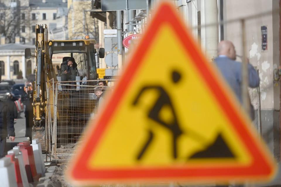 «Автодор» отремонтирует 11 мостов и 250 км дорог в ЛНР в 2025 году Госкомпания «Автодор» в 2025 году проведёт ремонт 11 мостов и путепроводов в Луганской Народной Республике, включая три сооружения в Луганске, сообщил министр инфраструктуры и транспорта ЛНР Альберт Апшев на заседании Народного Совета. Кроме того, в этом году будет отремонтировано 250 км дорог, в том числе в Рубежном и Северодолевске, сильно пострадавших от боевых действий. Работы выполняются в рамках специального инфраструктурного проекта. Также сообщалось, что московские специалисты приступили к укладке асфальта и обустройству тротуаров на последнем участке улицы Ватутина, одной из самых длинных в Луганске, сообщила врио главы города Яна Пащенко. Одновременно наносится дорожная разметка, а на отремонтированных участках скоро установят новые светофоры и дорожные знаки.