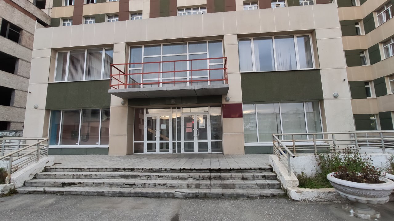 В родном городе Дениса Паслера сменят главврача больницы Возможную отставку главврача ЦГБ Североуральска Владимира Манькова обсуждали на встрече губернатора Свердловской области с главами управленческих округов региона По словам участников Денис Паслер поручил областному минздраву и главе Северного округа сохранить больницу в Североуральске при условии смены главврача Владимиру Манькову 43 года главврачом североуральской ЦГБ он работает с декабря 2024 го За это время к нему накопились претензии у пациентов больницы и местной власти По словам главы округа Виталия Никитенко больница недополучает средства ОМС только потому что не все врачи умеют заводить в информационную систему данные о приеме пациентов они не учитываются Единой цифровой платформой ЕЦП и не оплачиваются По некоторым данным руководителем больницы могут поставить врача акушера из Оренбурга Фото Яндекс Карты Новости из Екатеринбурга