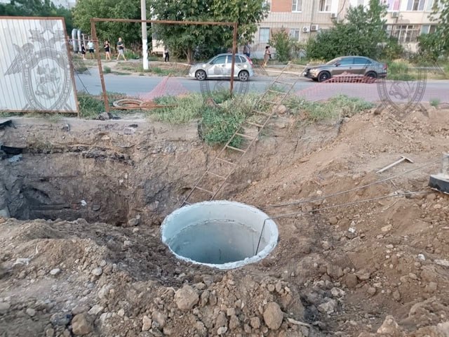 В Таганроге следователи устанавливают обстоятельства гибели двух рабочих Инцидент произошел на улице Сызранова, сообщили в региональном управлении СК. Тела мужчин обнаружили в люке канализационного коллектора. Известно, что рабочие занимались здесь ремонтными работами. В настоящее время проводится доследственная проверка. Следователи осматривают место происшествия, назначены необходимые экспертизы. Точные причины и обстоятельства трагедии будут установлены в ходе расследования. По итогам проверки будет принято соответствующее процессуальное решение. Подписаться на "Новости Ростова" Прислать новость