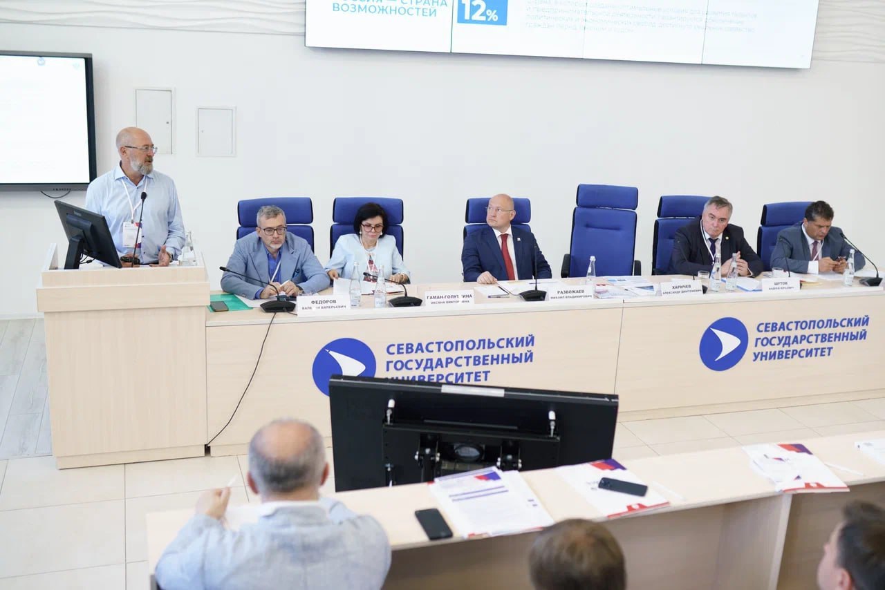 6 августа 2025 года в СевГУ прошла конференция "Социальная архитектура: концептуальное осмысление и общественно-политическое измерение". Более 150 экспертов обсудили новую профессию социального архитектора и её роль в управлении и развитии страны. Губернатор Севастополя Михаил Развожаев отметил важность социальной архитектуры для решения вызовов, а представители Президента и аналитических центров подчеркнули необходимость прогнозирования и реализации социальных проектов на всех уровнях. С сентября 2025 года в ведущих вузах России стартуют программы подготовки социальных архитекторов.
