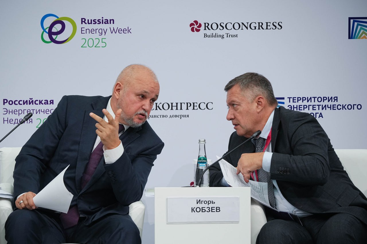 Иркутская область продолжает решать вопрос энергодефицита в Сибири В 2025 году впервые за 5 лет в Иркутской области зафиксировали снижение потребления электроэнергии на 6 4 В том числе благодаря запрету майнинга на юге региона удалось сэкономить 320 МВт заявил глава региона Игорь Кобзев Предусмотрено строительство новых генерирующих объектов в Иркутской области Республике Бурятия и Забайкальском крае а также строительство двухполюсной передачи постоянного тока из центральной части ОЭС Сибири в юго восточную часть отметил Кобзев Запрет добычи криптовалюты действует до 2031 года и не будет снят до реализации мероприятий по строительству электросетевых и генерирующих объектов подчеркнул губернатор на совещании с министром энергетики России Сергеем Цивилевым Подписывайся на Голос страны