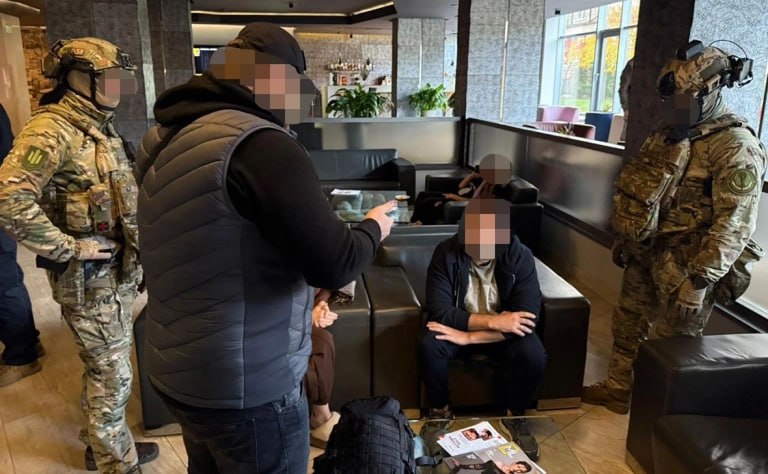 ГБР Украины задержало экс председателя правления Укрэнерго и сообщило о подозрении в мошенническом завладении средствами госпредприятия львовскому бизнесмену Об этом сообщила пресс служба ведомства Там уточнили что упомянутого предпринимателя которого следствие считает организатором мошеннической схемы судят по делу о закупке некачественной одежды для нужд ВСУ более чем на 1 млрд грн Украинская правда и РБК Украина со ссылкой на источники пишут что речь идет об экс главе Укрэнерго 2020 2024 Владимире Кудрицком и предпринимателе Игоре Гринкевиче По делу о закупках для ВСУ Гринкевич находится под арестом с декабря 2023 года По данным следствия в 2018 году чиновник на тот момент занимавший должность замдиректора Укрэнерго по инвестициям вступил в сговор с представителями частной компании во время проведения тендеров на реконструкцию внешнего ограждения подстанций Южной и Западной энергосистем Бывший глава Укрэнерго задержан по подозрению в мошенничестве Следствие намерено ходатайствовать о его аресте Бизнесмену же сообщили о подозрении в организация мошенничества подделке документов легализации отмыванию доходов Фигурантам может грозить до 12 лет заключения Фото dbr gov ua Читать РБК в Telegram