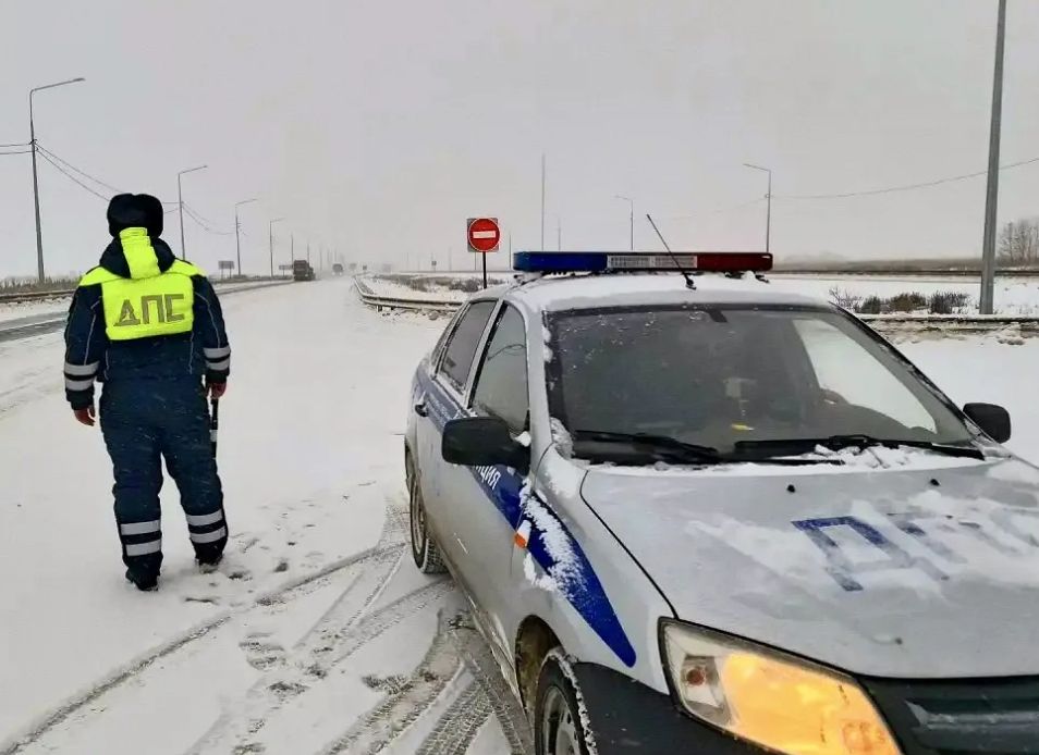 За минувшие сутки в Свердловской области автоинспекторы зафиксировали 127 дорожно транспортных происшествий Из них 4 ДТП с пострадавшими 1 человек погиб 8 получили травмы в том числе 1 несовершеннолетний Основные причины ДТП выбор небезопасной скорости нарушение правил маневрирования несоблюдение дистанции Источник Госавтоинспекция Свердловской области