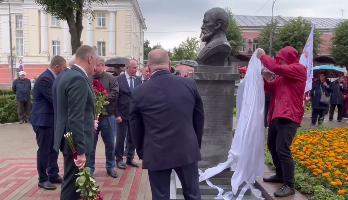 В Орле около здания обладминистрации открыли бюст Петра Столыпина Возле здания правительства Орловской области открыли бюст Петра Столыпина, передает корреспондент «ОН». ↗ Прислать новость Подписаться