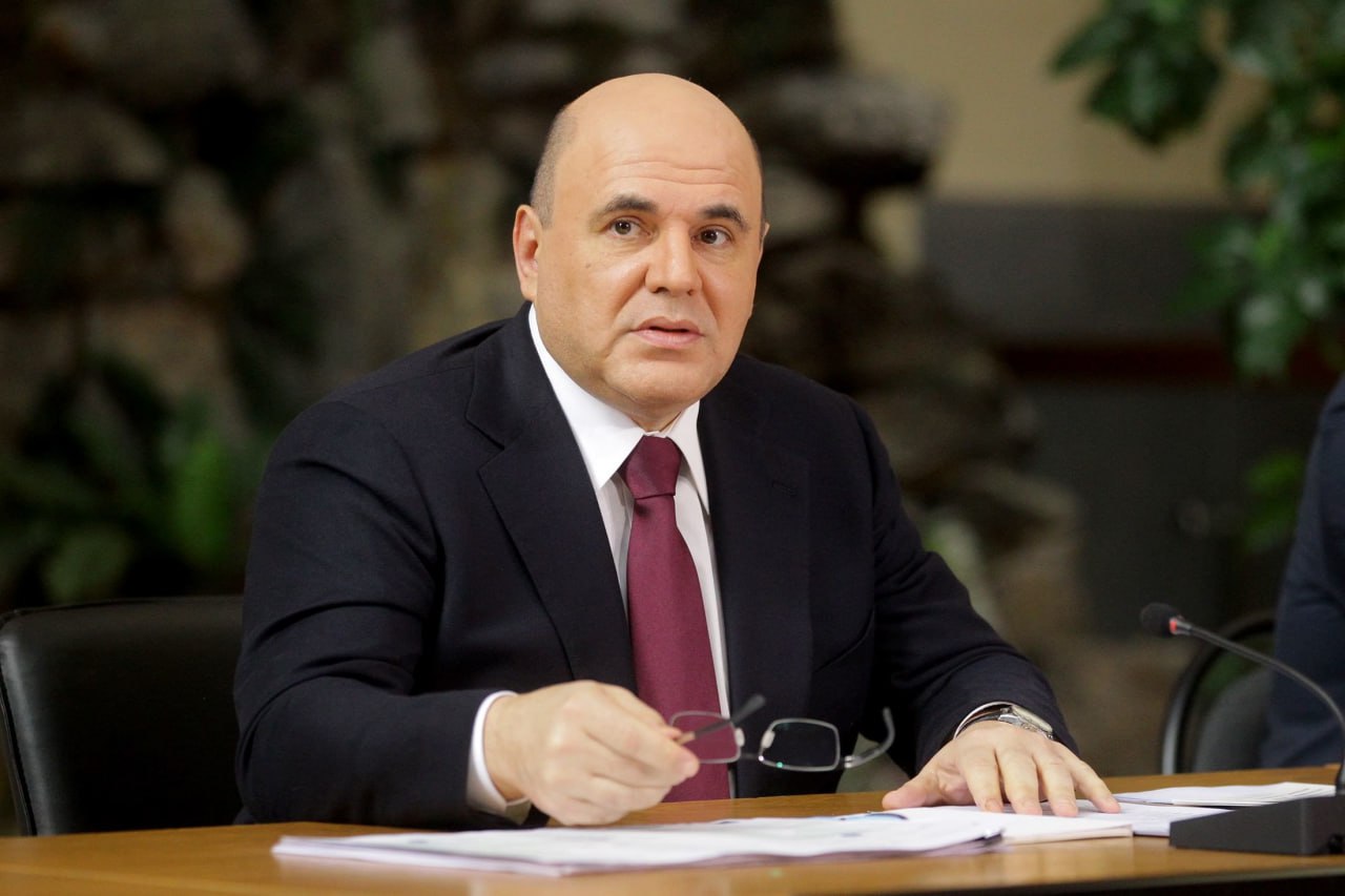 Председатель Правительства России Михаил Мишустин поздравил Сергея Меликова с юбилеем Премьер министр отметил профессионализм энергию и целеустремлённость главы Дагестана которые стали залогом развития республики Вы пользуетесь заслуженным авторитетом благодаря умению добиваться поставленных целей Под вашим руководством укрепляется социально экономический потенциал региона модернизируется инфраструктура реализуются инвестиционные проекты Существенное внимание уделяется образованию и здравоохранению Важно что среди ваших приоритетов повышение благосостояния жителей а также поддержка бойцов специальной военной операции и их семей Этот труд достоин уважения и благодарности говорится в поздравительной телеграмме Михаил Мишустин пожелал главе республики новых успехов и достижений крепкого здоровья и всего наилучшего
