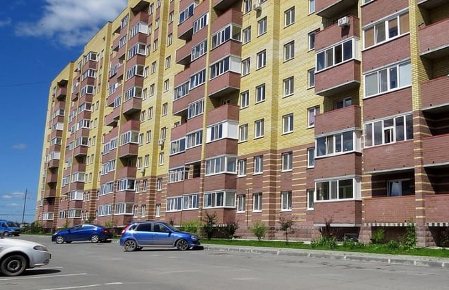 Трагедия на улице Голышева: мужчина погиб после падения с 12 этажа Утром 15 июня под окнами многоэтажки на улице Голышева было найдено тело мужчины. По словам очевидцев, незадолго до трагедии его видели на 12-м этаже. В Следственном комитете сообщили, что признаков насильственной смерти не обнаружено. Причины случившегося устанавливаются.
