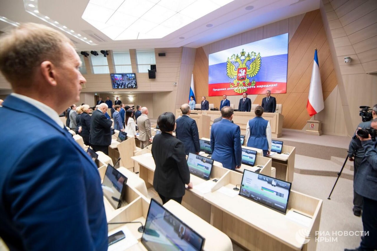 В Крыму утвердили новый гимн республики Решение принял Госсовет РК сообщает корреспондент РИА Новости Крым Соответствующие изменения в закон О государственных символах Республики Крым в первом и втором чтениях единогласно поддержали 63 депутата парламента региона Напомним что конкурс на новый гимн Крыма стартовал 1 декабря 2024 года Новый вариант решили сделать потому что в старых словах не отражен великий исторический момент возвращения Крыма в состав России Уже 17 июня 2025 года конкурс завершился Всего прислали 122 заявки из различных регионов РФ Победителем стал вариант который прислали Илья Резник и Ольга Ковитиди Подписаться на РИА Новости Крым