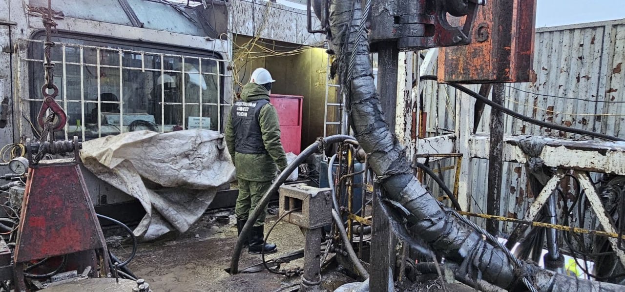 В НАО возбуждено уголовное дело о нарушении требований охраны труда, повлекшем по неосторожности смерть человека  Региональными органами СК России возбуждено уголовное дело по признакам преступления, предусмотренного ч.2 ст.143 УК РФ  нарушение требований охраны труда, повлекшее по неосторожности смерть человека . Следствием установлено, что 7 февраля 2025 г. помощник бурильщика одного из хозяйственных обществ находясь на скважине Западно-Хоседаюского месторождения, расположенного на территории НАО, при движении по лестнице к рабочему месту, потерял равновесие и упал с высоты 8 метров на рабочую площадку буровой установки. От полученных травм мужчина скончался. В настоящее время проводятся следственные действия, направленные на установление всех обстоятельств произошедшего. Назначены экспертизы, производится сбор доказательственной базы. Дело принято к производству Нарьян-Марским межрайонным следственным отделом Следственного управления СК РФ по Архангельской области и Ненецкому автономному округу.