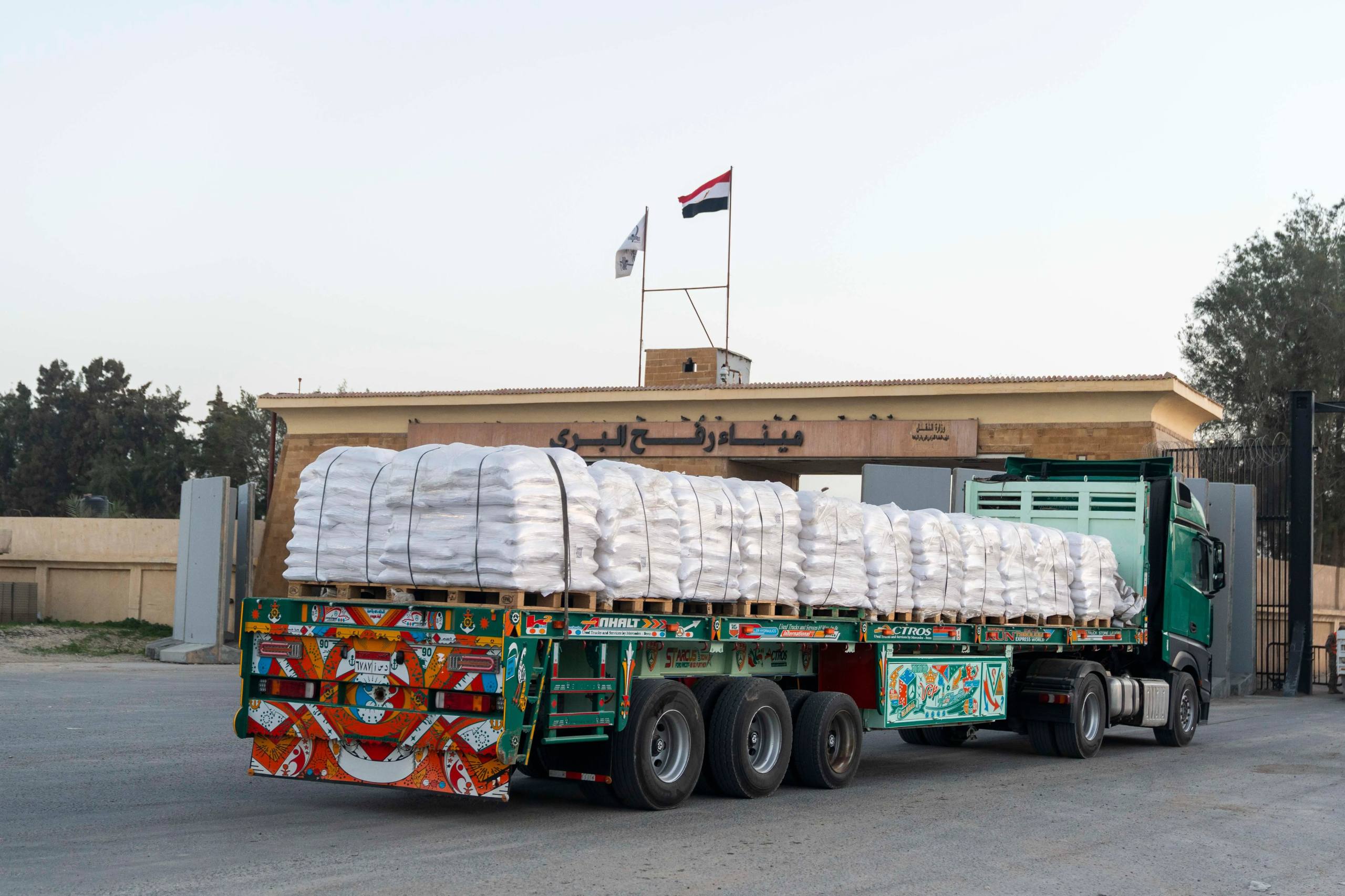 Открылись единственные ворота в мир из Газы Контрольно пропускной пункт Рафах соединяющий Газу с Египтом и являющийся единственным выходом эксклава во внешний мир был открыт в тестовом режиме Пограничный переход был закрыт Израилем с мая 2024 года и с тех пор находился под его контролем С завтрашнего дня через пограничный пункт будет разрешен проход ограниченного числа людей ежедневно из Газы смогут выехать 150 человек еще 50 вернуться обратно При этом въезд гуманитарных грузовиков из Египта в сектор Газа через Рафах разрешен не будет Повторное открытие КПП является важным шагом поскольку соглашение заключенное в прошлом году при посредничестве США переходит во вторую фазу Однако открытие перехода происходит на фоне ночных ударов израильской армии по сектору Газа в результате которых погибли по меньшей мере 32 человека в том числе шесть детей По оценкам Министерства здравоохранения Газы с начала войны 7 октября 2023 года было убито не менее 71 769 человек и 171 483 получили ранения Из них более 500 палестинцев погибли после объявления перемирия в секторе Газа 10 октября 2025 года Еще тысячи людей числятся пропавшими без вести и по всей вероятности погребены под завалами Будьте в курсе последних новостей с TRT на русском