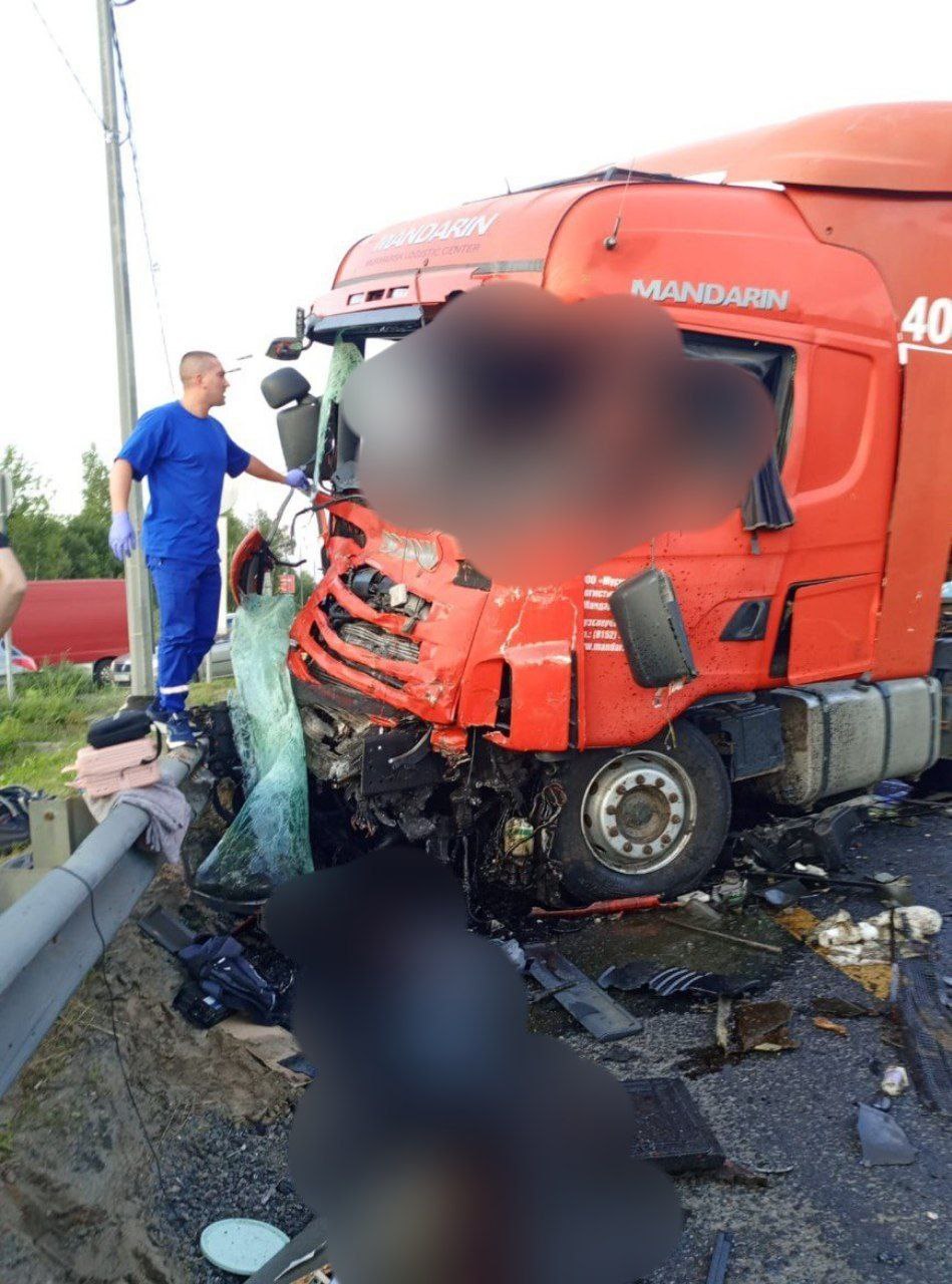 Шесть человек пострадало в жесткой аварии с автобусом у Разметелево По предварительной информации, около 20 часов произошло столкновение рейсового пассажирского автобуса и грузового автомобиля на 22-м км трассы «Кола». К счастью, обошлось без жертв. Шесть человек пострадали. Водителя грузовика пришлось доставать из кабины с помощью спецсредств. : СПб — отдай свой буст нам