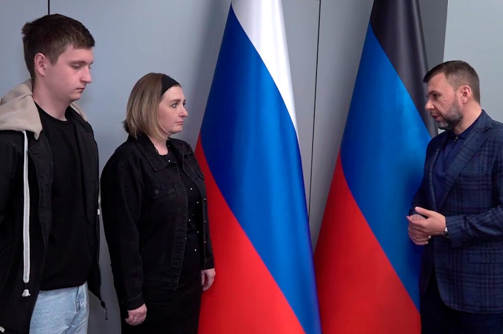 Пушилин передал семье погибшего в Горловке водителя автобуса орден Республики : Написать нам — он выходил на самые опасные маршруты, даже когда другие отказывались. А в критический момент без размышлений пожертвовал жизнью ради спасения пассажиров. Награду из рук Главы ДНР получили жена и сын Владимира. «Владимир Ревтов и жил, и погиб, как настоящий мужчина. Вечная память герою!» — сказал Пушилин. #Защитники Скриншот видеосюжета тг-канала главы ДНР Дениса Пушилина Читать полностью
