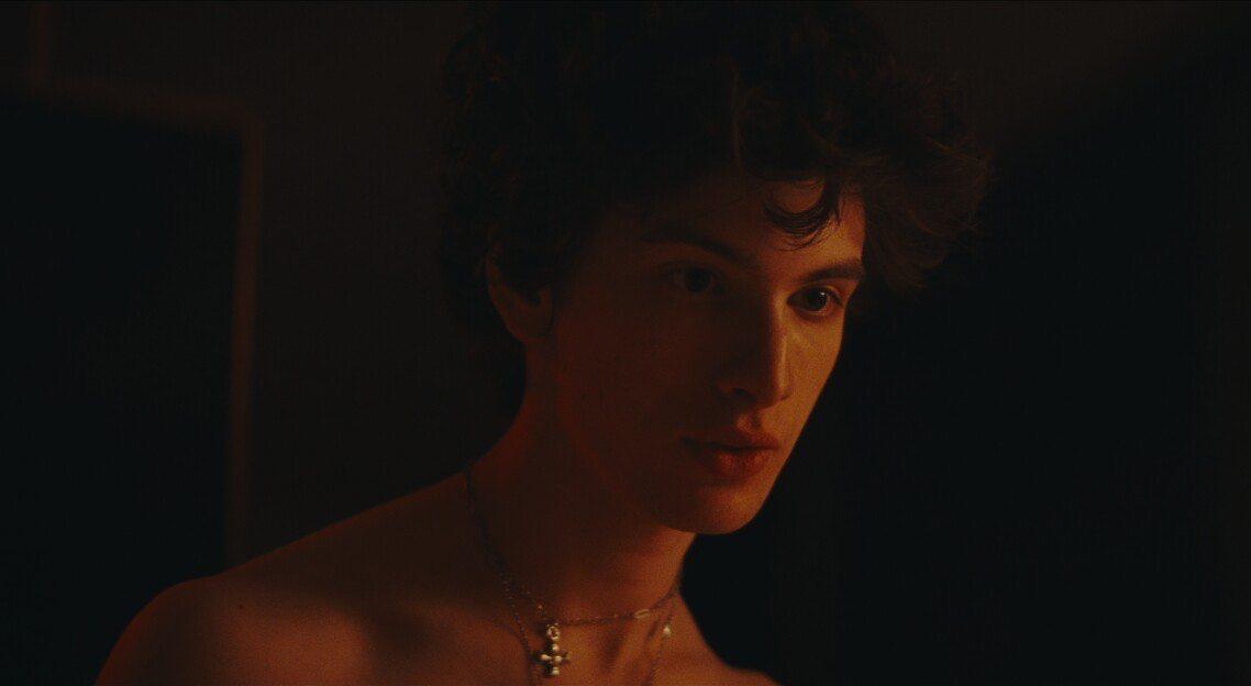 Российский актер Марк Эйдельштейн сыграет главную роль в фильме Становясь Капой Это будет его дебют в англоязычном кино Картина расскажет о любви и творческом союзе военных фотографов Герды Таро и Роберта Капы на фоне политических потрясений 1930 х Партнершей Эйдельштейна по съемочной площадке станет Эстер МакГрегор дочь Юэна МакГрегора известная по фильмам Плохая девочка и Комната по соседству Больше новостей в Daily News