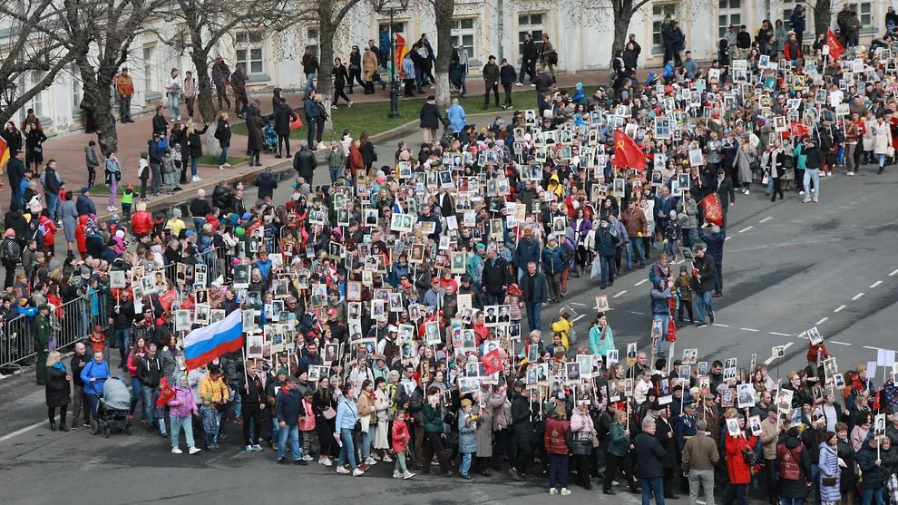 В Ярославле утвержден план мероприятий в честь 80-летия Победы, в него вошли торжественное прохождение войск и техники на Советской площади и шествие «Бессмертного полка».   Шествие пройдет централизованно для участников из всех округов. Колонны будут сопровождать правоохранительные органы. Кроме того, в областном центре колонна военной техники пройдет и по улицам города. В завершении празднования планируется салют.    -канал «Ъ-Ярославль»