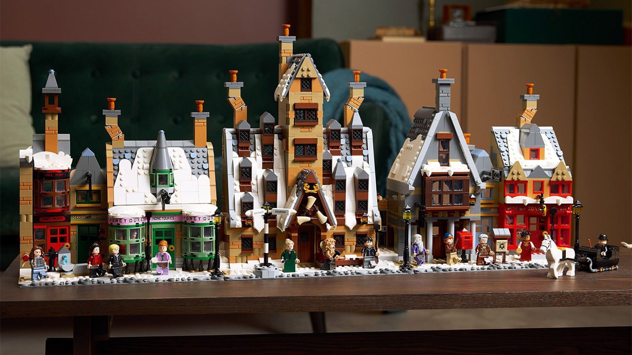 Утечка: новый набор Lego по «Гарри Поттеру»  Новинка ожидается к анонсу в ближайшие дни, но фото и комплектация уже утекли в сеть. Набор будет посвящён деревне Хогсмид и будет включать 3228 деталей и дюжину фигурок с героями фильма — от Гарри до профессора Дамблдора.  Источник заявил, что набор выйдет в продажу 1 сентября по цене примерно в 380 долларов  ~30 000 рублей .  rozetked.me/news/40839