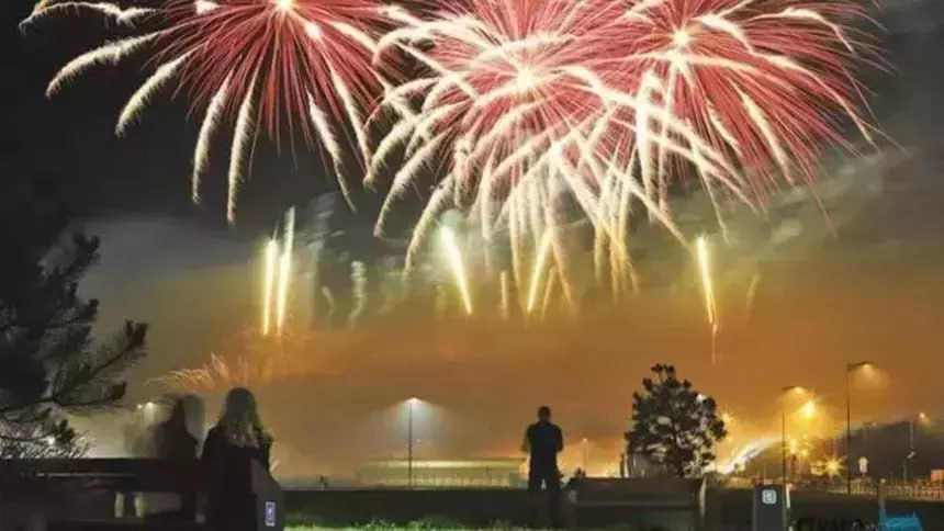 Подсолнух волна и хамелеон в честь 23 февраля в Калининграде дадут салют с разными рисунками Прогремят тридцать залпов в парке Победы за мемориалом 1200 воинам гвардейцам Фейерверк в честь Дня защитника Отечества начнется в 21 00 В небе будет красиво обещают Ассоль Ассоль хамелеон Подсолнух Волна 3 и другие салютные соцветия разных цветов Так что можно будет провести время с пользой и постараться угадать что именно нарисуют среди звезд Праздничные мероприятия в этот день пройдут в музеях и других учреждениях культуры по всей области Например в филиале Третьяковской галереи готовят к открытию три новых экспозиции а в Филармонии патриотический концерт