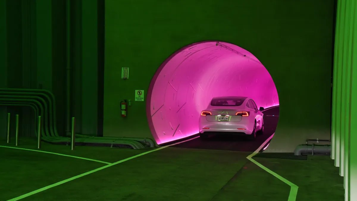 Tesla учится водить в тоннелях The Boring Company начала тестировать систему Full Self Driving в подземных тоннелях Лас Вегаса Испытания проходят с водителями наблюдателями а технология пока сталкивается с трудностями из за освещения и особенностей конструкции станций rozetked me news 41175