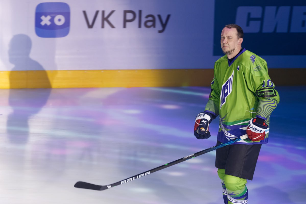 Мозякина ввели в Зал славы отечественного хоккея Лучший снайпер в истории КХЛ олимпийский чемпион Сергей Мозякин введен в Зал славы отечественного хоккея Об этом сообщается в телеграм канале Федерации хоккея России ФХР Церемония прошла в Новосибирске перед матчем Кубка Первого канала между сборными Россия 25 и Белоруссии В ней приняли участие глава ФХР Владислав Третьяк и губернатор Новосибирской области Андрей Травников Мозякину 44 года карьеру он завершил в 2021 году а сейчас является директором магнитогорского Металлурга по развитию детского хоккея Мозякин является олимпийским чемпионом 2018 года а также двукратным чемпионом мира 2008 2009 Помимо этого он дважды выигрывал Кубок Гагарина 2014 2016 в составе Металлурга До октября 2024 года Мозякин был лучшим бомбардиром в истории КХЛ 928 пока его достижение не превзошел форвард минского Динамо Вадим Шипачев При этом он остается лучшим снайпером в истории лиги 419 Global Look Press Подписаться на РБК Спорт