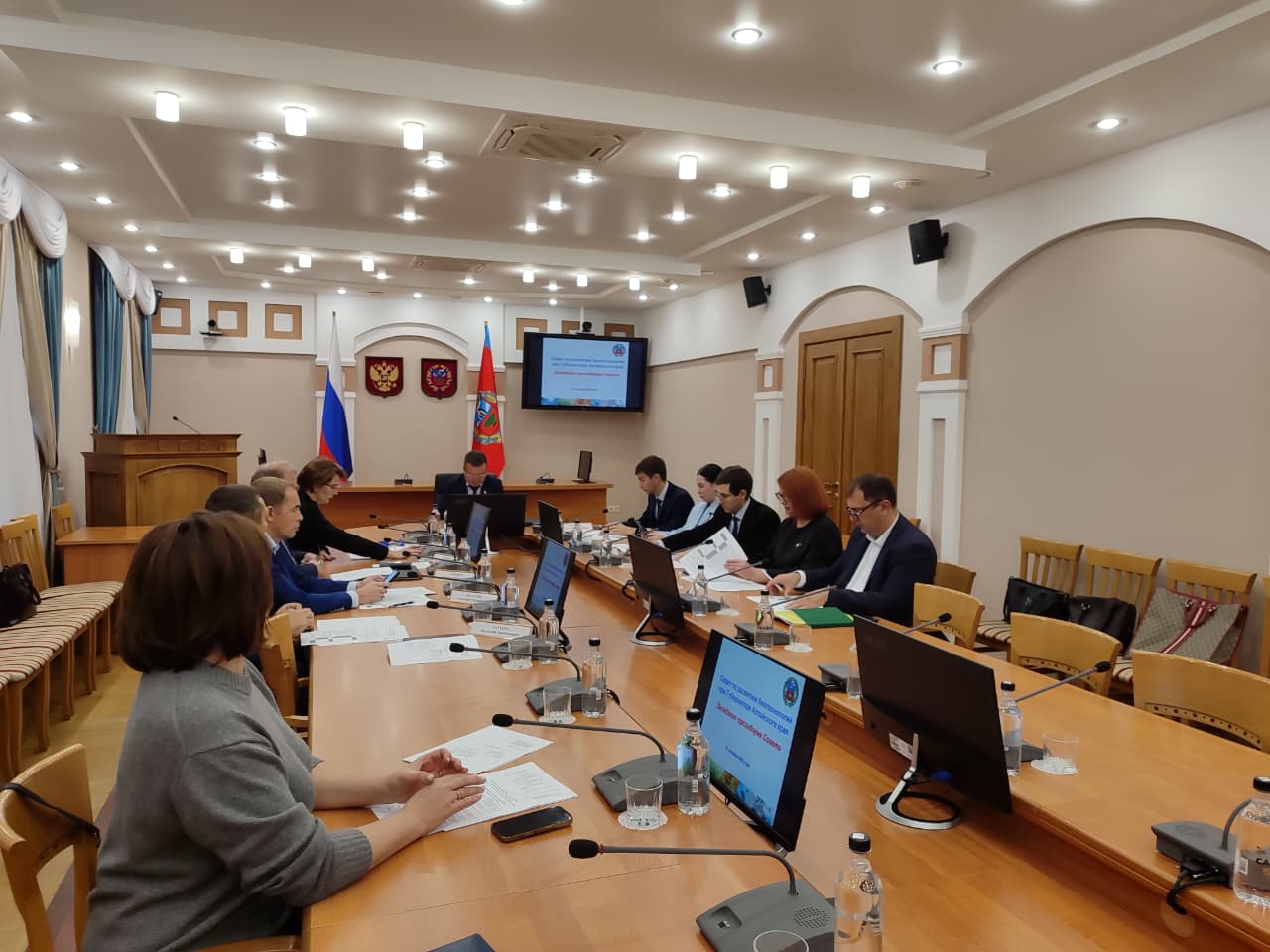 Правительство Алтайского края В Алтайском крае продолжается системная работа по развитию биотехнологий На этой неделе прошло заседание президиума Совета по развитию биотехнологий при Губернаторе региона Вузы представили проекты по ключевым направлениям биофармацевтика и биомедицина агро пищевые лесные и промышленные биотехнологии Отбор заявок на гранты Губернатора в 2025 году впервые проводится через систему Электронный бюджет Все проекты оцениваются по обновлённой шкале критериев а победителями станут те кто наберет свыше 60 баллов Итоги будут размещены в открытом доступе С 2018 года грантовую поддержку получили 51 проект разработаны десятки новых продуктов технологий и научных решений к работе подключились предприятия и вузы региона и страны Биотехнологии становятся одной из точек роста подробнее на канале Правительство Алтайского края