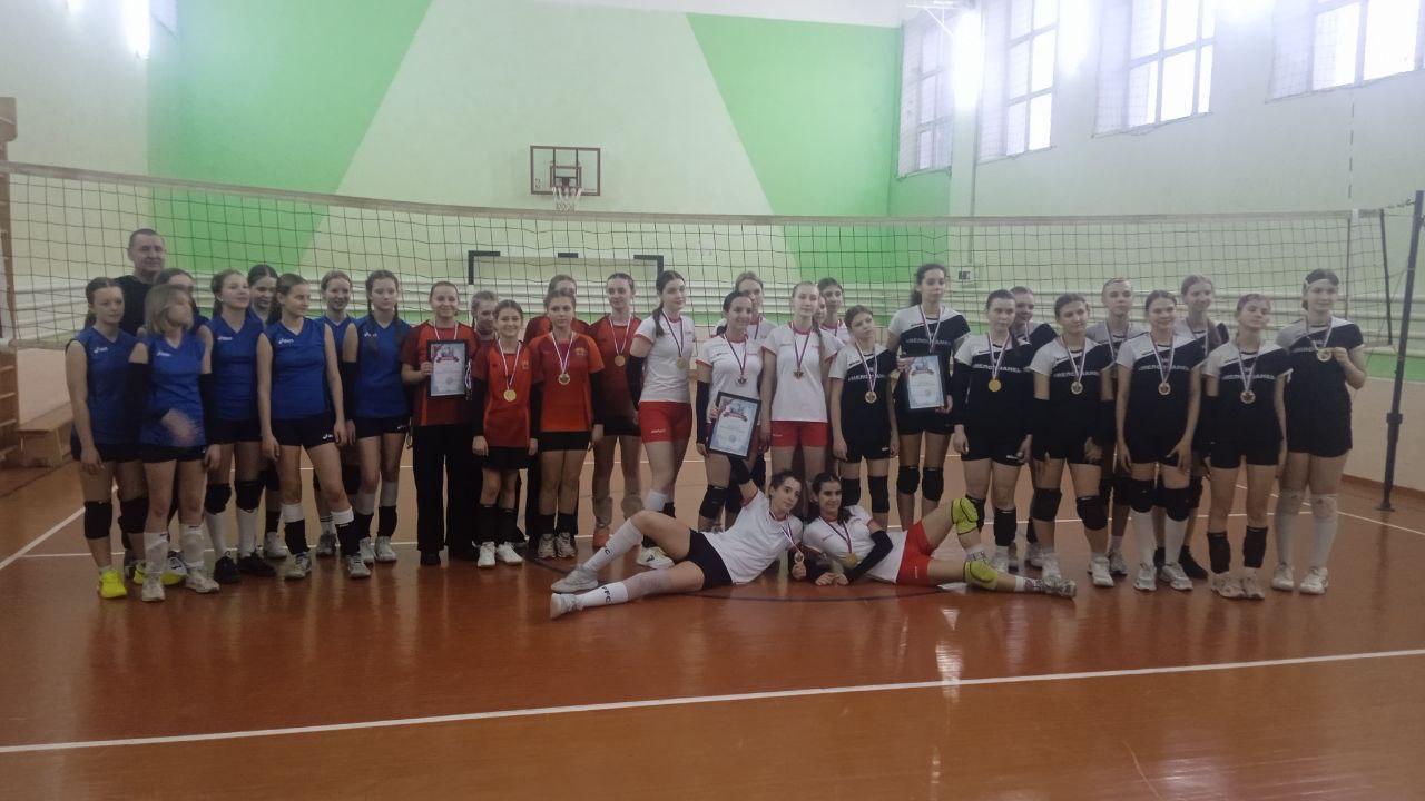 Прошел Новогодний кубок по волейболу среди девушек яркие игры и заслуженные награды В Новоайдаре с большим спортивным накалом прошёл Новогодний кубок по волейболу среди девушек 2011 2012 годов рождения Турнир собрал шесть сильных команд которые продемонстрировали отличную подготовку и волю к победе Команды турнира Лутугино 1 Лутугино воспитанницы спортинтерната Новоайдар 1 Новоайдар 2 Денежникова Меловская спортивная школа Соревнования проходили по групповой системе команды были разделены на две группы Итоги турнира 1 е место спортинтернат Лутугино 2 е место Меловская спортивная школа 3 е место Новоайдарская ДСШ 1 Все команды участницы получили дипломы а каждая спортсменка была награждена грамотой за участие Победителям вручили главный приз кубок за первое место Турнир прошёл в дружеской атмосфере подарив участницам и зрителям незабываемые эмоции и яркие волейбольные баталии Я горжусь каждой из своих девочек Третье место это не случайность а плод ежедневной работы дисциплины и настоящего командного духа На турнире было немало сложных моментов и напряжённые сеты и моменты когда казалось что удача не на нашей стороне Но девчонки не сломались они боролись до последнего мяча поддерживали друг друга и показывали игру которой я как тренер могу по настоящему гордиться отметил тренер Андрей Владимирович волейбол НовогоднийКубок спорт юношескийспорт