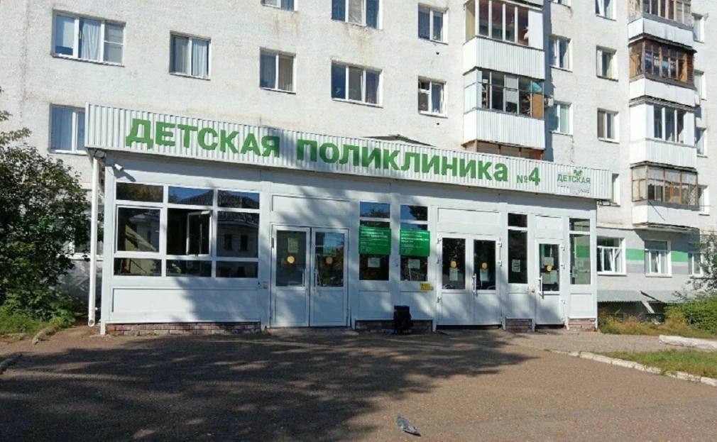 Четыре детские поликлиники и больницы хотят реорганизовать в Башкирии Министерство здравоохранения Башкирии предложило реорганизовать детские поликлиники и больницы в Уфе и Стерлитамаке Проект распоряжения правительства подготовленный ведомством опубликован для общественного обсуждения Минздрав предлагает присоединить детскую поликлинику 4 в Уфе к городской детской клинической больнице 17 а детскую поликлинику 6 к городской клинической больнице 9 В Стерлитамаке хотят реорганизовать детскую больницу присоединив ее к городской клинической больнице 1 Преобразование должно пройти 1 апреля 2026 года До 2 марта учреждения должны сдать в Минздрав РБ передаточные акты и документы необходимые для внесения изменений в реестр госимущества республики В ведомстве не исключают что часть сотрудников больниц и поликлиник будет сокращена поэтому руководству медучреждений поручено обеспечить соблюдение трудовых прав работников и предоставить высвобождаемым работникам гарантии и компенсации в соответствии с законодательством РБК УФА