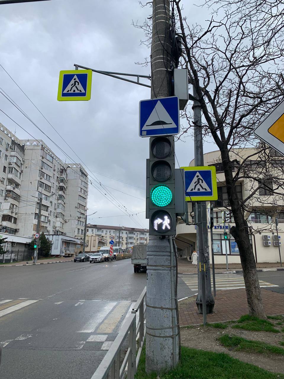 В рамках мероприятий по обеспечению безопасности дорожного движения выполнены работы по подключению в рабочий режим светофорных объектов на пересечении ул. Цедрика/ул. Пархоменко.   Также установлена бело - лунная секция светофора при повороте с ул. Лейтенанта Шмидта в сторону ул. Исаева для предупреждения водителей о наличии пешеходного перехода.   С целью информирования пешеходов с нарушением зрения установлены речевые информаторы на пешеходном переходе по пр. Ленина/ ул. Черняховского.    Будьте внимательны и осторожны!     Гавриков А.Н. - заместитель главы города Новороссийск   Новороссийск ДТП   Прислать новость   Буст