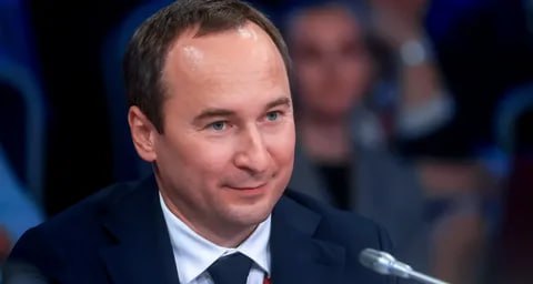 В ВТБ кадровые перестановки Стало известно что ВТБ покидает зампред правления руководитель розницы Александр Пахомов назначенный на эту должность весной этого года Его обязанности возьмёт на себя первый зампред правления Ольга Скоробогатова ранее отвечавшая за розницу в целом а теперь она будет непосредственно отвечать за ее развитие Аналитики в большинстве своем считают что передача оперативного контроля Скоробогатовой на завершающем этапе объединения дочерних банков логичный и управленчески оправданный шаг ВТБ же пока официально кадровые перестановки не комментирует Пахомов ранее руководил Почта банком находящимся в процессе интеграции в структуру ВТБ По данным источников издания Ъ он решил продолжить карьеру вне группы Позволят ли кадровые перестановки укрепить координацию бизнеса и ускорить темп дальнейших изменений вотчине Костина поживем увидим bankrest
