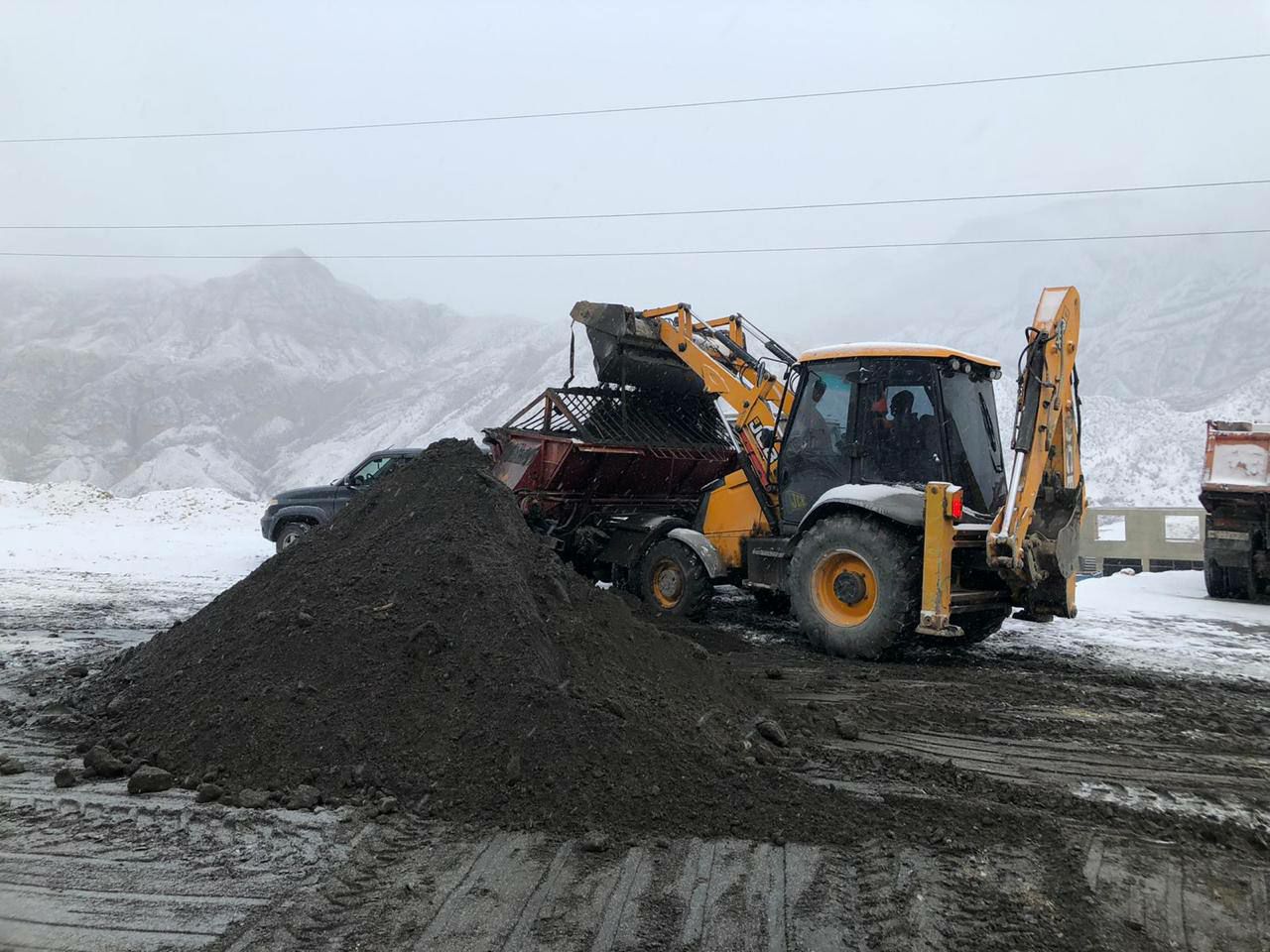 В Гумбетовском районе с раннего утра дорожные службы расчищают трассу. Основная масса осадков выпала в окрестностях села Мехельта. Под плотным снежным покровом оказались автодороги Мехельта - Гагатли,  Мехельта - Хасавюрт - Тлох, Мехельта - Шабдухи - Ичичали, сообщает директор филиала АО «РСУ» - «Гумбетовский» Малачи Сурхаев.  Именно там работники автодорожного хозяйства ведут активную расчитку, подсыпают дорожное полотно песком. К работе привлечены 4 специализированные машины.  Движение для автомашин открыто во всех направлениях. Водителям рекомендуется быть предельно внимательными за рулем.  Дорожно-транспортных происшествий на данный час в районе зафиксировано не было.