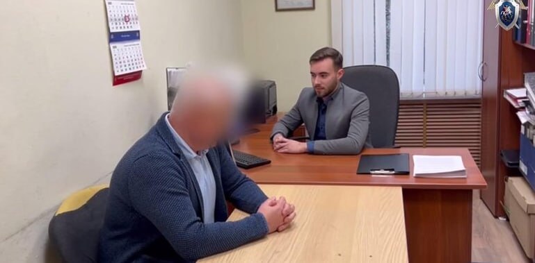 В Петербурге задержали директора службы заказчика администрации Приморского района Александра Маслова по делу о взятке Его подозревают в получении 1 млн рублей взятки от подрядчика выполнявшего ремонтные работы в районе в том числе детского сада 78 Маслов требовал 965 тыс рублей за содействие при приемке работ и дальнейшее покровительство сообщили в пресс службе СКР по Санкт Петербургу Предприниматель сам обратился в полицию после требования взятки Маслова задержали во время передачи денег Сейчас возбуждено уголовное дело по статье о получении взятки в крупном размере следственные органы выясняют все детали а также определяют меру пресечения для подозреваемого Подпишись на СЗФОшную