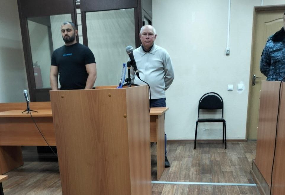 Виновника смертельного ДТП в Ижевске приговорили к году колонии-поселения Суд приговорил предпринимателя из Ижевска Амала Ганбарова к 1 году лишения свободы в колонии-поселении по делу о смертельном ДТП в Ижевске, сообщает пресс-служба судов Удмуртии. После отбывания срока в колонии осужденному будет запрещено заниматься деятельностью, связанной с управлением транспорта, в течение 2 лет. В конце января 2025 года Ганбаров на своем BMW сбил доцента Удмуртского государственного аграрного университета, кандидата экономических наук Елену Шляпникову на нерегулируемом пешеходном переходе на улице К. Маркса. ДТП вызвало широкий резонанс, в Сети появилась информация о том, что Ганбаров ранее неоднократно нарушал ПДД, но избегал наказания. Дело под свой контроль взял глава СК Александр Бастрыкин. Сначала владельца иномарки отправили в СИЗО, но позже изменили ему меру пресечения на запрет определенных действий. Суд над Ганбаровым несколько раз переносился из-за отсутствия адвоката или самого подсудимого на заседании. Фото: пресс-служба судов Удмуртии #Ижевск