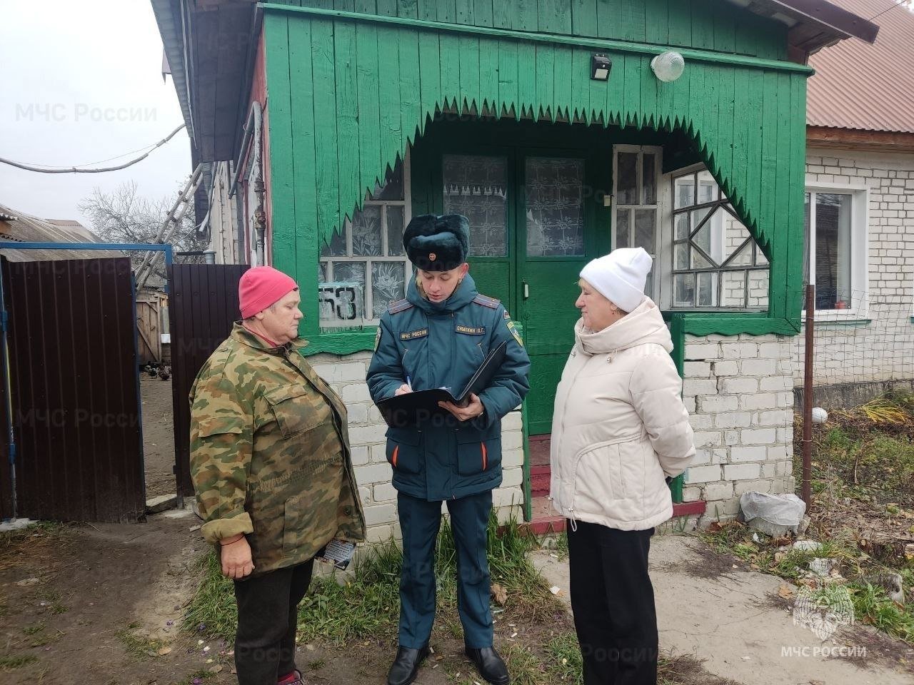 Сотрудники ОНДПР по Брянскому району и г. Сельцо совместно с представителем Новодарковичской администрации провели профилактические рейды, посетили домовладений в деревне Буда Брянского района и рассказали жителям о правилах пожарной безопасности.  В завершении мероприятий инспекторы госпожнадзора раздали гражданам памятки с правилами пожарной безопасности и номерами телефоном экстренных служб.  Цель всех профилактических мероприятий — не только снизить риск возникновения пожаров и других чрезвычайных происшествий, но также повысить общий уровень культуры безопасности граждан, поэтому такие мероприятия проводятся регулярно.   Уважаемые граждане! Установите в каждой комнате автономный дымовой пожарный извещатель-он позволит обнаружить пожар на ранней стадии возникновения, подаст сигнал тревоги в дневное и ночное время, тем самым даст возможность своевременно эвакуироваться из помещения или принять меры к тушению возгорания!   Ваша безопасность - ваша ответственность!  #МЧСоБезопасности #МЧСпоБрянскойОбласти    МЧС Брянской области в ТГ   ГУ МЧС России по Брянской области в ВК   МЧС Брянской области в ОК