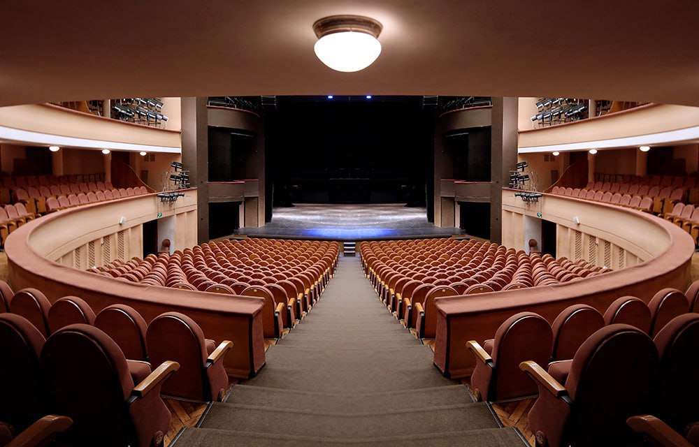 На этой неделе в Театре Моссовета 20 января Основная сцена Макбет премьерный спектакль Андрея Кончаловского с Евгением Ткачуком и Юлией Высоцкой в главных ролях 21 января Основная сцена Вишневый сад последняя шутка гения Антона Павловича Чехова в интерпретации Андрея Сергеевича Кончаловского 22 января Основная сцена Укрощение строптивой наполненная солнцем Италии комедия Шекспира в главных ролях Юлия Высоцкая и Алесей Розин 23 января Основная сцена Герой нашего времени Нил Кропалов в роли одного из главных романтических героев отечественной литературы 24 января Основная сцена Упражнения в прекрасном феерическая комедия о закулисной жизни артистов в ролях Гоша Куценко Александр Яцко Константин Юшкевич Владимир Прокошин Дарья Балабанова 25 января Основная сцена Супружеская жизнь Перестройка отношения пары в эпоху перемен в ролях Юлия Высоцкая и Алексей Розин 25 января 14 00 сцена Под крышей Незнайка премьера новый взгляд на приключения одного из самых любимых персонажей детства Незнайки а также его друзей представит молодая часть труппы Театра Моссовета во главе с режиссером Федором Парасюком постановка появилась как результат лаборатории Театр Моссовета детям проведенной совместно с МТС Live До встречи в театре Фото Е Лапиной