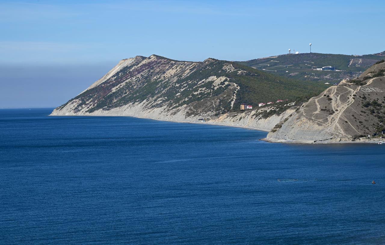 В Черном море зафиксирован один из самых низких уровней загрязнения за 18 лет Исследование ЮФУ и Гидрохимического института показало что даже после аварии танкера в 2024 году концентрация нефтепродуктов не выросла а летом 2025 года достигла минимальных значений Ученые связывают это с масштабной очисткой пляжей Анапы и особенностями песчаного берега который удержал большую часть мазута Для сравнения после катастрофы 2007 года в Керченском проливе загрязнение сохранялось дольше Тем не менее остатки мазута могут представлять угрозу для экосистемы еще 2 3 года