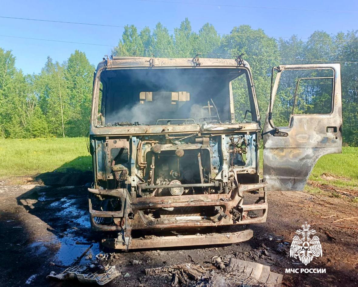 Погиб от удара током 4 июня в Бологовском округе водитель самосвала погиб, разгружая машину в неположенном месте. Он задел линию электропередач, получил смертельный удар током, и машина загорелась. Пожарные потушили огонь, но спасти водителя не удалось. Следственный комитет установил, что нарушение правил разгрузки привело к трагедии. Пилот Подписаться #ЧП #несчастный_случай