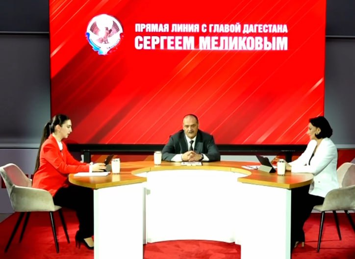 Глава Дагестана напомнил о важности регистрации права на жилье потенциальным участникам программы догазификации В рамках Прямой линии Главы Дагестана Сергей Меликов отреагировал сразу на несколько вопросов относительно программы догазификации и затягивающихся сроков подключения домов к газопроводам Комментируя Глава Дагестана напомнил участникам программы о том что прежде чем подавать документы и заявляться необходимо навести порядок со всеми правоустанавливающими документами на объекты капитального строительства Именно их наличие гарантирует им участие в программе и возможность подавать заявки Хочу напомнить что Минимущества РД более года проводит программу облегченного оформления недвижимости и постановки его на учет Зачастую многие вопросы у граждан возникают именно из за этой проблемы они связаны с неоформленными объектами в которых люди проживают отметил Сергей Меликов Глава РД отметил что примерно треть домовладений сегодня в республике поставлена на учет и внесена в реестр недвижимости Он также поручил Минэнерго Дагестана совместно с Газпромом проконтролировать эти вопросы и максимально оперативно их устранить