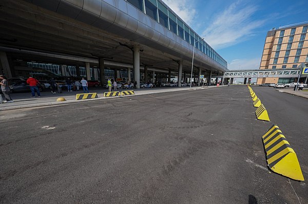 В аэропорту Пулково запустили новую дорогу для транспорта вдоль пассажирского терминала Аэропорт Пулково ввел в эксплуатацию третью транспортную линию вдоль пассажирского терминала. Новая дорога предназначена для движения личного транспорта и такси, что позволит сократить время пребывания автомобилей в зоне прибытия на уровне 1-го этажа . Об этом сообщает AVIA.RU со ссылкой на данные воздушной гавани. Как отмечается в сообщении пресс-службы аэропорта, в Пулково будет повышена пропускная способность зоны прибытия на 40%. Среднее время проезда транспорта — от въезда через шлагбаум до выезда, включая высадку и посадку пассажиров — составит до 4 минут. "Решение реализовано в преддверии Петербургского международного экономического форума, а также с учетом традиционного роста трафика в летний сезон", – отмечается в сообщении Пулково в телеграм-канале. aviaru.net/n284664