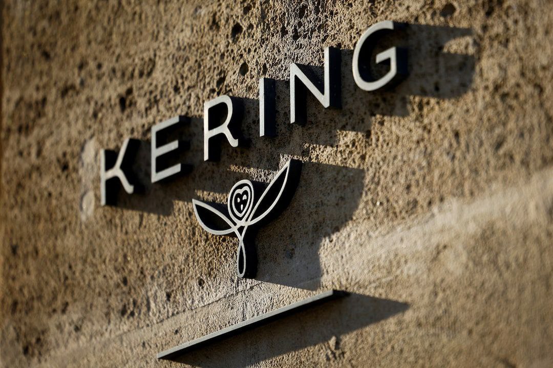 Kering передаёт свою косметичку L Oréal По данным The Wall Street Journal люксовый холдинг Kering готов продать своё косметическое подразделение Kering Beaute компании L Oréal Сделка оценивается примерно в 4 млрд и по словам источников стороны уже практически пожали друг другу руки осталось лишь дождаться официального анонса в ближайшие дни Правда ещё остаётся какая то доля вероятности что в последний момент на бизнес могут появиться другие претенденты Kering запустил направление косметики совсем недавно в 2023 году рассчитывая поймать волну бьюти бума Тогда же компания купила бренд Creed Но одновременно с этим у Kering случился экономический кризис продажи сильно просели у ведущих брендов холдинга Gucci и Saint Laurent а долги выросли до 11 млрд что и вынудило компанию избавиться от косметики Кстати напомним L Oréal называют претендентом и на покупку доли в Giorgio Armani Kering Loreal BeautyNews Luxury RetailNews retail retailnews люкс ритейл бренды новостиритейла сделка косметика зарубежное Знание сила Подписка кнопка