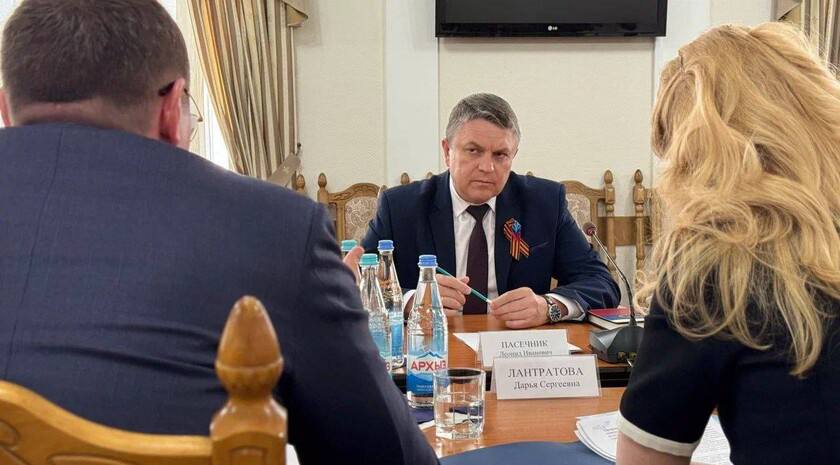 Глава ЛНР Леонид Пасечник попросил сенаторов в ходе встречи в Совете Федерации законодательно урегулировать вопрос по выездной торговле лекарствами в населенных пунктах вблизи линии боевого соприкосновения. «Обратился с просьбой законодательно урегулировать вопрос по выездной торговле лекарствами в населенных пунктах вблизи линии боевого соприкосновения. Жители этих территорий остро нуждаются в этом», — написал Пасечник в своем Телеграм-канале.