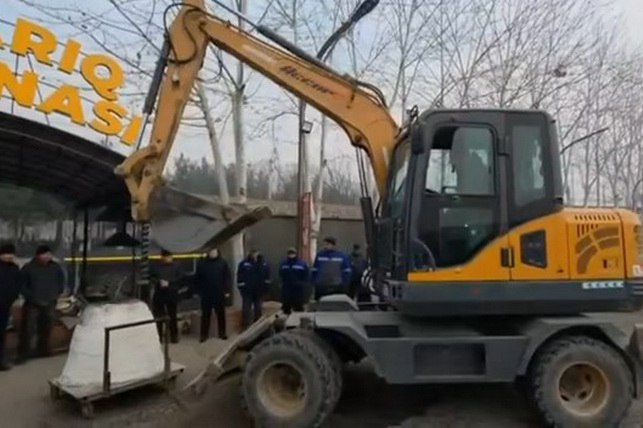 В Андижанской области разрушены тандыры на фоне рейдов по чистоте воздуха В Шахриханском районе Андижанской области во время рейдов по снижению загрязнения воздуха были разрушены тандыры используемые для выпечки самсы Об этом первоначально сообщила пресс служба хокимията района однако позже сообщение с фотографиями и видео было удалено   English O zbek tilida Ўзбек тилида На русском iOS Android