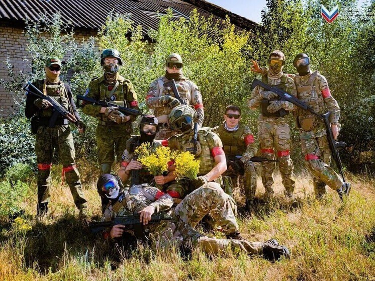 В Запорожской области состоялся турнир по страйкболу "Запорожский рубеж" Организатором товарищеского матча выступило Министерство молодежной политики региона. В соревновании участвовали 4 команды: Центр "Воин", УФСИН, добровольческая молодежная дружина и сотрудники ГУП "Автотранс". Участники были одеты в полную защитную экипировку куртки, брюки, обувь, защитные очки, наколенники и налокотники, что обеспечивало минимизацию травм. Все команды показали умелое обращение с страйкбольным оружием и отличные навыки тактической подготовки. Кроме того, игроки проявили упорство, командный дух и стремление к победе. Все получили массу ярких позитивных эмоций и радостных впечатлений. Такие мероприятия способствуют улучшению физической подготовки молодёжи, их приобщению к спортивной жизни, а также укреплению дружеских связей! Новый Мелитополь подпишись