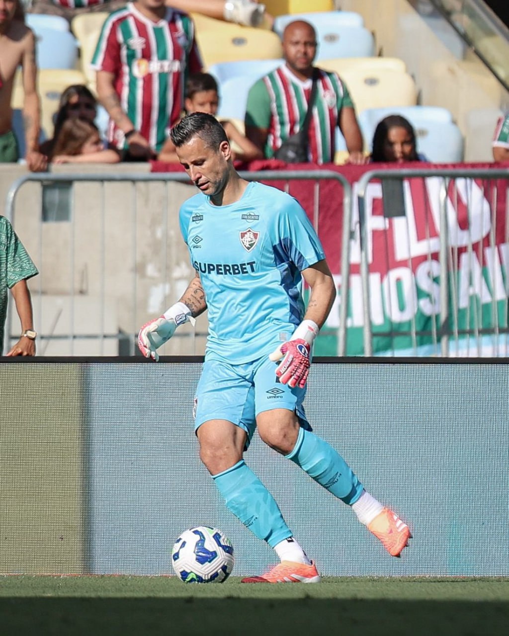 45 летний голкипер Фабио отыграл все матчи чемпионата Бразилии без замен Страж ворот Флуминенсе стал единственным футболистом кто провел все 38 игр от первой и до последней минуты В сезоне 2022 Фабио также отыграл все 38 матчей а в сезоне 2024 37 Подписывайтесь на РИА Новости Спорт в MAX