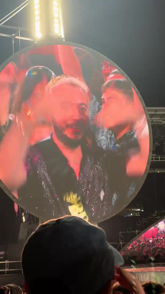 На концерте Coldplay в Бостоне случайно раскрыта измена CEO Astronomer