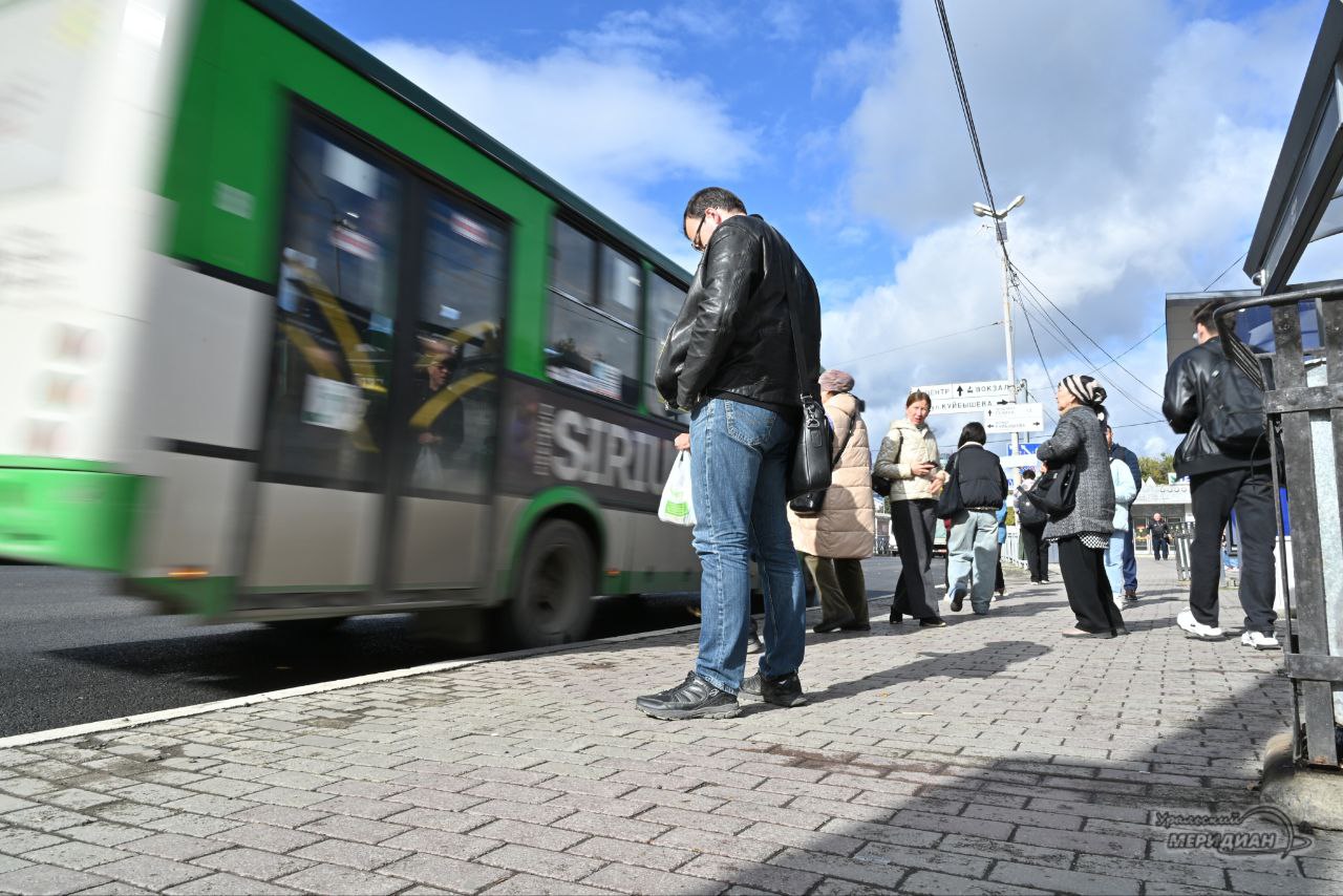Гортранс Екатеринбурга получит 15 новых автобусов большого класса Они уже едут в Екатеринбург сообщает ТГ канал Екатеринбург Главное близкий к администрации города Их поставят на эти маршруты   51 Елизавет центр Академический   57 ДМБ 9 центр Елизавет   67 ДМБ 9 центр Солнечный Подписаться на Уральский меридиан