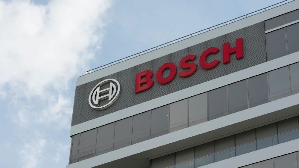 Немецкая компания Bosch в целях экономии сокращает рабочую неделю и снижает зарплаты сотрудникам  Технологический концерн Bosch с марта 2025 года сокращает рабочее время для 450 сотрудников на своих немецких предприятиях, включая штаб-квартиру в Герлингене и подразделение в Штутгарте. Теперь эти сотрудники будут работать 35 часов в неделю вместо прежних 38–40 часов, что приведёт к уменьшению заработной платы, сообщили в компании.  Сокращение рабочего времени также затронуло дочернюю компанию Bosch Engineering, где с октября 2300 сотрудников работают по 37 часов в неделю вместо 40. С начала 2025 года эта цифра будет уменьшена до 36 часов.  Меры по сокращению рабочего времени – часть стратегии компании по снижению издержек. Кроме того, Bosch объявил о планах сократить более семи тысяч рабочих мест по всему миру, включая предприятия в Германии. Основной удар придётся на автомобильное подразделение, а также на производства электроинструментов и бытовой техники.  Генеральный директор Bosch Штефан Хартунг отметил, что сокращение рабочего времени сотрудников с 40-часовыми контрактами — это более справедливое решение по сравнению с увольнениями.   «Это шаг для сохранения рабочих мест», – заявил он в интервью Stuttgarter Zeitung.