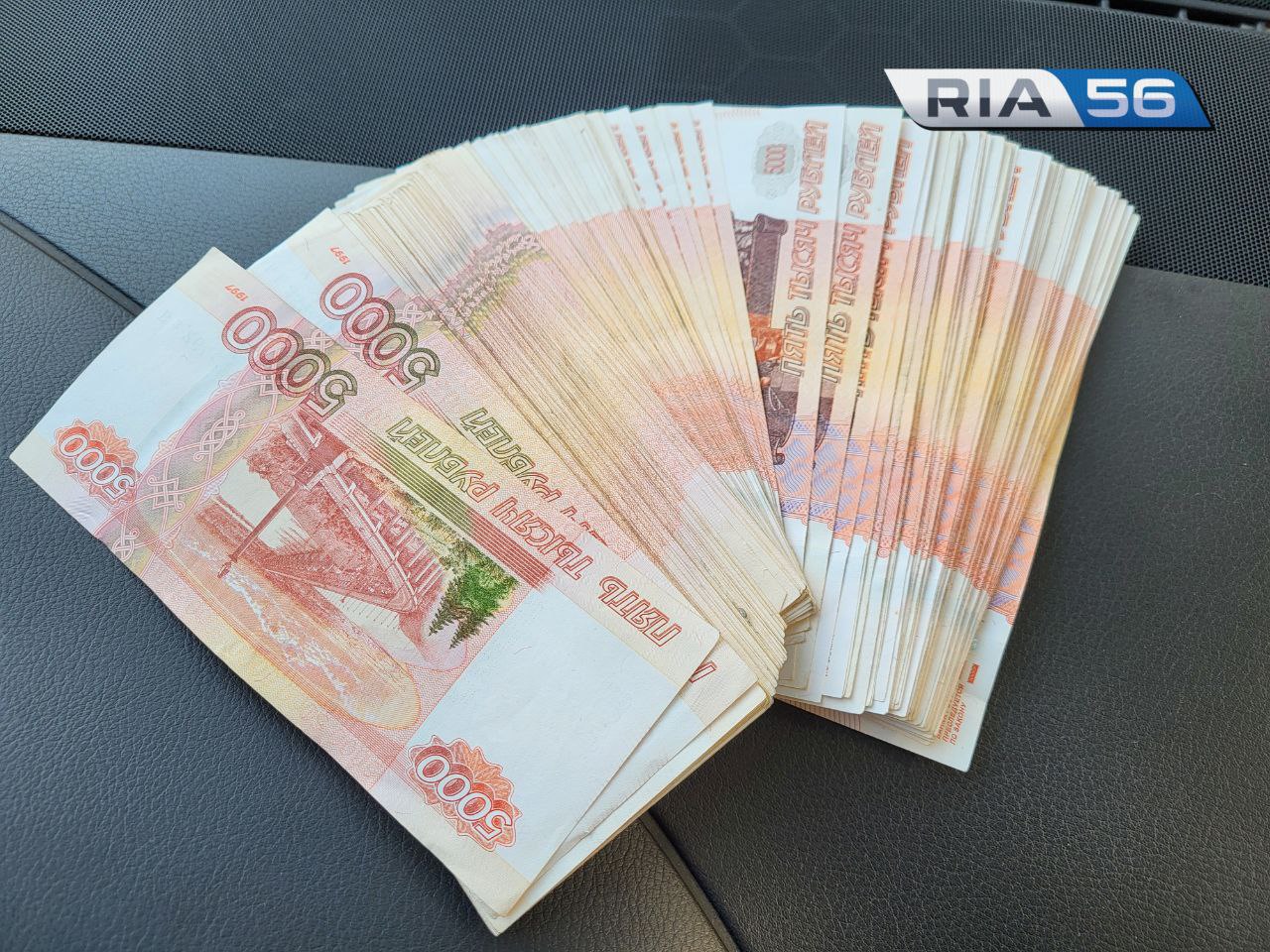 РИА56 Житель Оренбуржья узнал через Госуслуги что должен Долиной 4 миллиона рублей Житель Оренбуржья узнал о причастности к афере с Ларисой Долиной уже после того когда ему на Госуслуги пришло уведомление о задолженности сообщает RT на русском Такое решение вынес Йошкар Олинский суд Согласно документу за неосновательное обогащение оренбуржец должен вернуть артистке 4 млн рублей а также 548 522 рубля процентов В судебных документах которыми располагает издание значится что 19 04 2024 года житель Оренбуржья получил от Ларисы Долиной на отрытый на свое имя банковский счет в АО 4 млн рублей за оплату услуг Но как утверждает журналистам RT мужчина он никаких денег не получал и не знает как его счета появились в мошеннической схеме Обо всем оренбуржец узнал только подробнее на канале РИА56