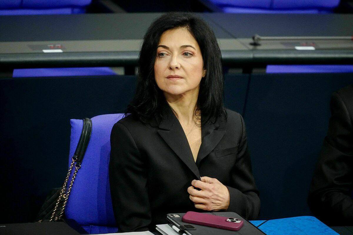 Министр экономики Германии прибыла в Украину Министр экономики Германии Катерина Райхе прибыла в Украину с многодневным визитом в ходе которого обсудит восстановление энергетической инфраструктуры и укрепление сотрудничества в оборонной сфере vesti az