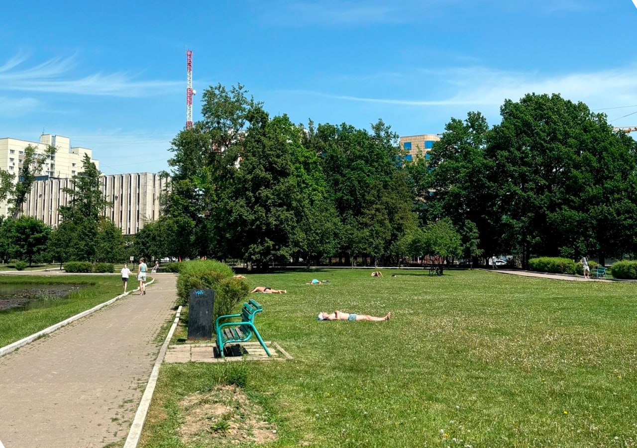 Загар топлес в неположенных местах обернется штрафом Загорание в купальнике, например, в городском парке само по себе не запрещено. Однако отдыхающий рискует быть оштрафован, если при этом употребляет алкоголь — от ₽500 до ₽1 500, или нарушает общественный порядок, выражаясь нецензурно. В этом случае предусмотрено наказание по статье 20.1 КоАП — «мелкое хулиганство» — штраф до ₽1 000 или административный арест до 15 суток. Эксперты напоминают, что появление в обнаженном виде или топлес в публичных местах запрещено. Также он призвал воздерживаться от принятия солнечных ванн вблизи храмов, школ и детских учреждений. Подписаться Прислать новость Проголосовать за канал