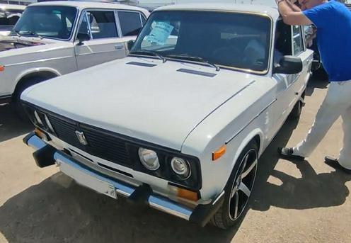 С 1 февраля 2026 года в Узбекистане запрещается использование и перерегистрация автомобилей с года выпуска которых прошло 50 и более лет Подобные транспортные средства подлежат снятию с государственного учета Также с 1 февраля в стране вводятся отдельные серии государственных номерных знаков для определенных видов транспорта В данный список входят грузовики массой свыше 44 тонн специальные машины используемые на рудниках шахтах и карьерах нелинейные такси принадлежащие юридическим лицам и антикварные автомобили Подробнее на нашем сайте Актуальные новости из Центральной Азии fergananews