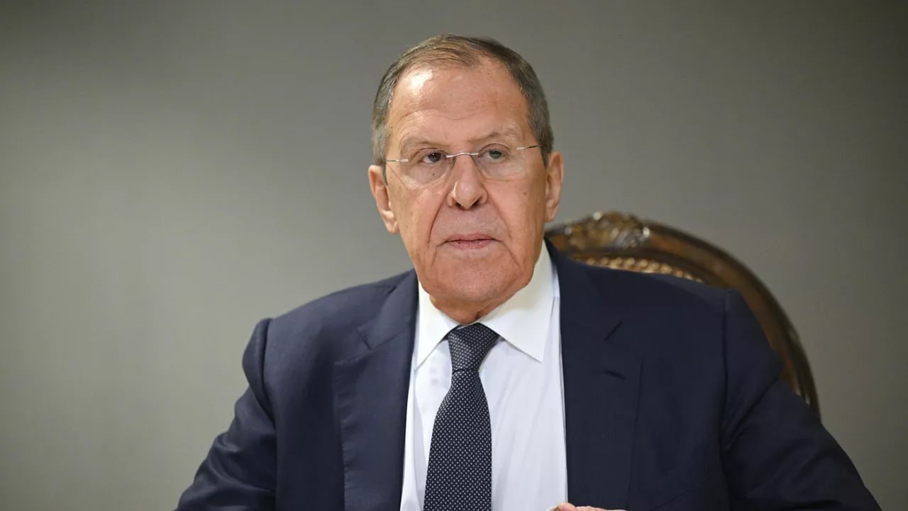 ДВУСТОРОННЯЯ ВСТРЕЧА ЛАВРОВ ПРОВЕЛ ВСТРЕЧУ С СИ ЦЗИНЬПИНОМ Министр иностранных дел России Сергей Лавров провел двустороннюю встречу с председателем КНР Си Цзиньпином в Тяньцзине. Китайский лидер пообщался со всеми министрами, участвующими в заседании. Позже он отдельно провел переговоры с российской делегацией во главе с Лавровым. В частности, Си Цзиньпин заявил, что: Россия и Китай должны продолжать эффективно реализовывать важные договоренности, достигнутые лидерами двух стран; им следует укреплять взаимную поддержку и сотрудничество на многосторонних площадках, таких как ШОС. Фото: РИА Новости / Рамиль Ситдиков #аврорамедиа_мир Telegram-экосистема АВРОРА МЕДИА МЕДИА НОВОСТИ РЕГИОН ЛАЙФ СПОРТ ГЕРЛЗ ХАЙТЕК ПЕРСОНЫ ИНСАЙД КРИМИНАЛ МОЛОДОСТЬ LIVE АВРОРА МЕДИА YOUTUBE RUTUBE